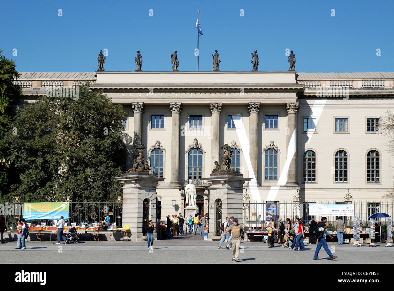 Universidad de Humboldt en el boulevard Unter den Linden en Berlín. Foto de stock