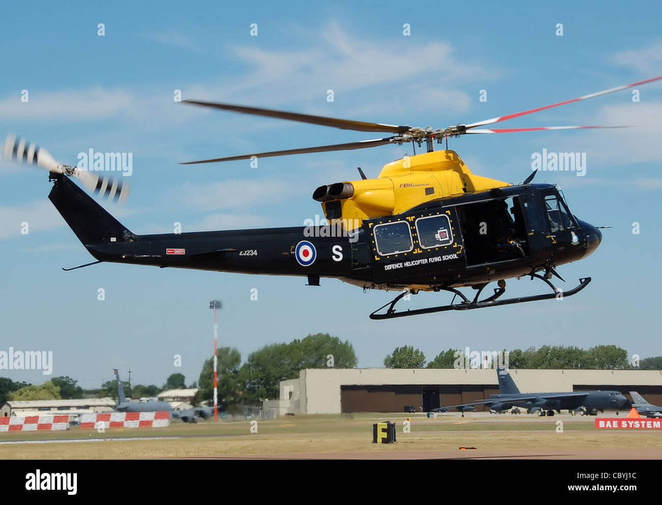 Bell 412EP Griffin HT1 helicóptero de la Real Fuerza Aérea Escuela de Vuelo de Helicópteros de Defensa hover taxis a la pista Foto de stock