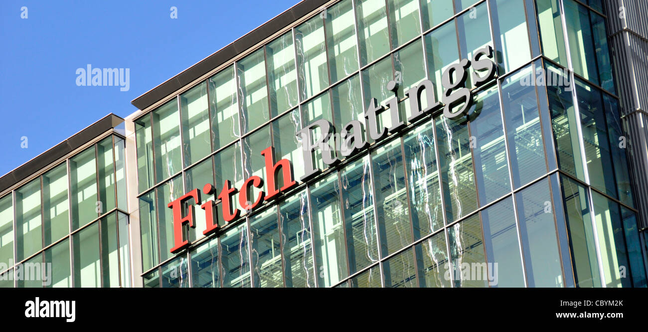 La agencia de calificación crediticia & Financial Services Company Fitch Ratings sign & logotipo en edificio de oficinas en Londres Docklands Inglaterra Foto de stock