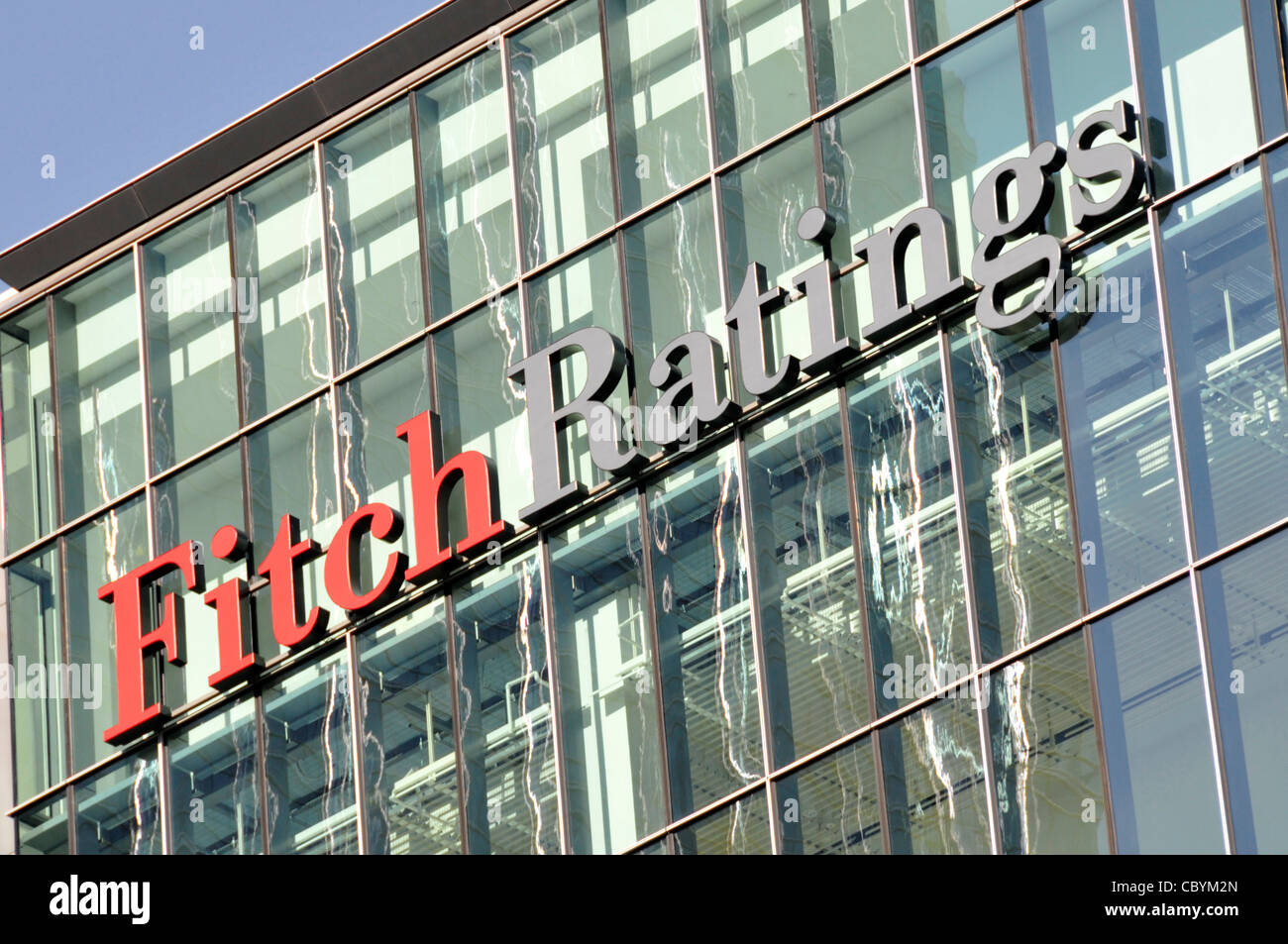 Fitch Ratings firmar en edificio de oficinas en Londres Foto de stock