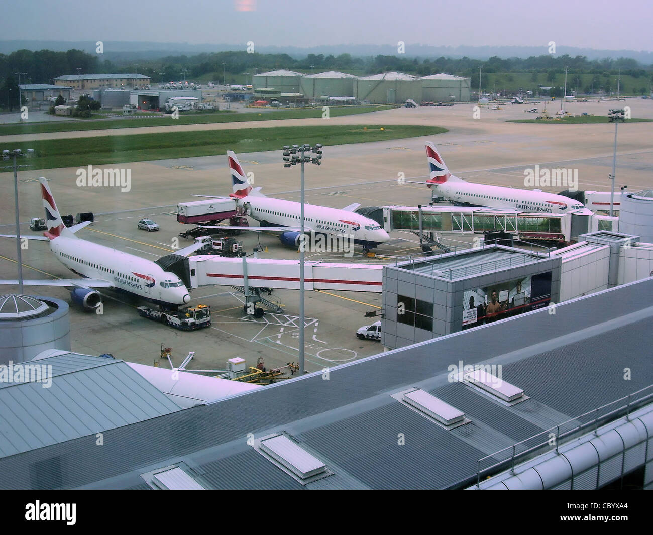 737 aviones de British Airways estacionado en los stands en la Terminal Norte de Gatwick, Pier 5. Foto de stock