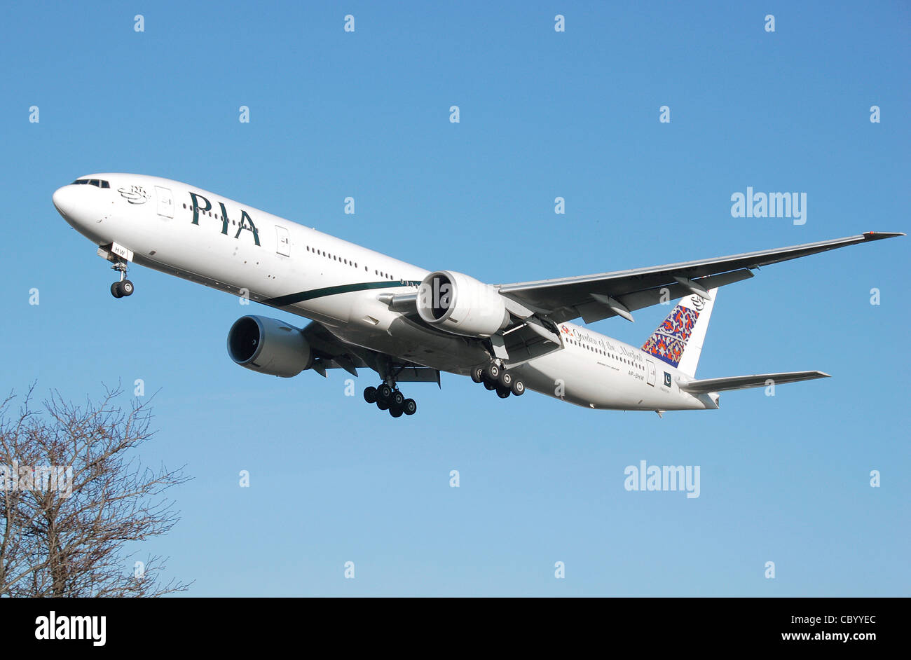 PIA Boeing 777-300ER (AP-BHW) aterriza en el aeropuerto de Heathrow en Londres, Inglaterra. Foto de stock