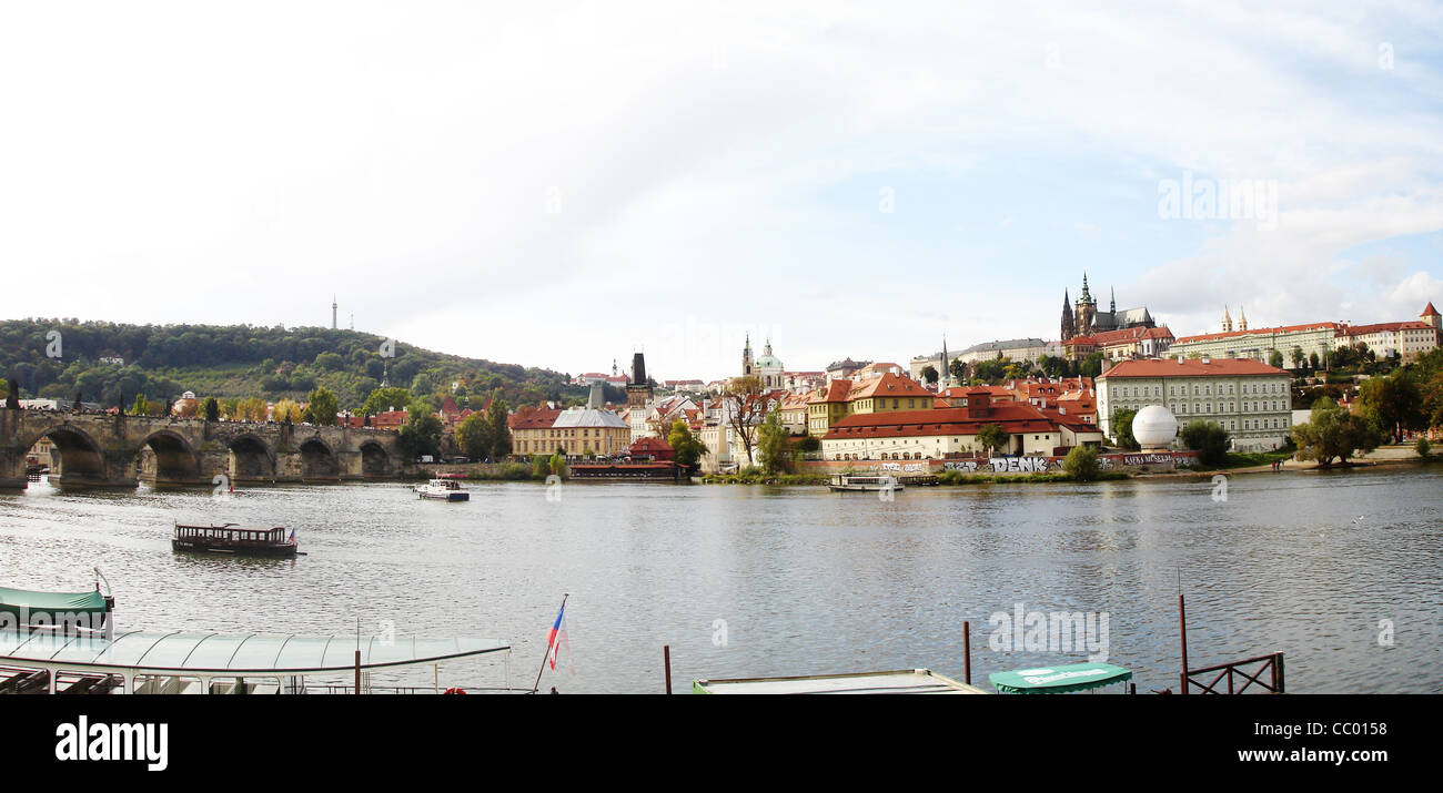 Río Vltava panorama en Praha Foto de stock
