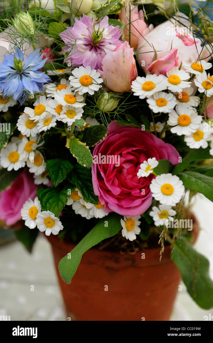 recibir ayudar mezcla Arreglo floral de verano en una maceta de barro Fotografía de stock - Alamy