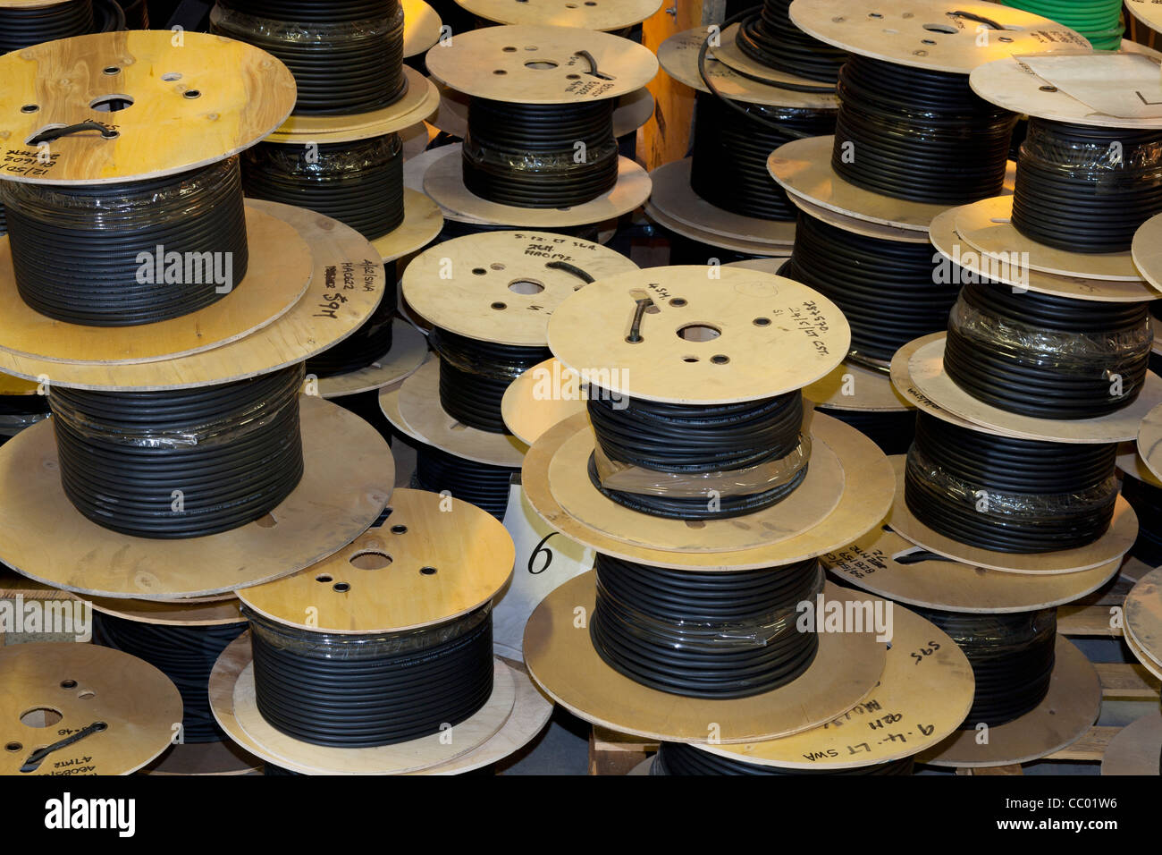 Las pequeñas bobinas de cable de fibra óptica Fotografía de stock - Alamy