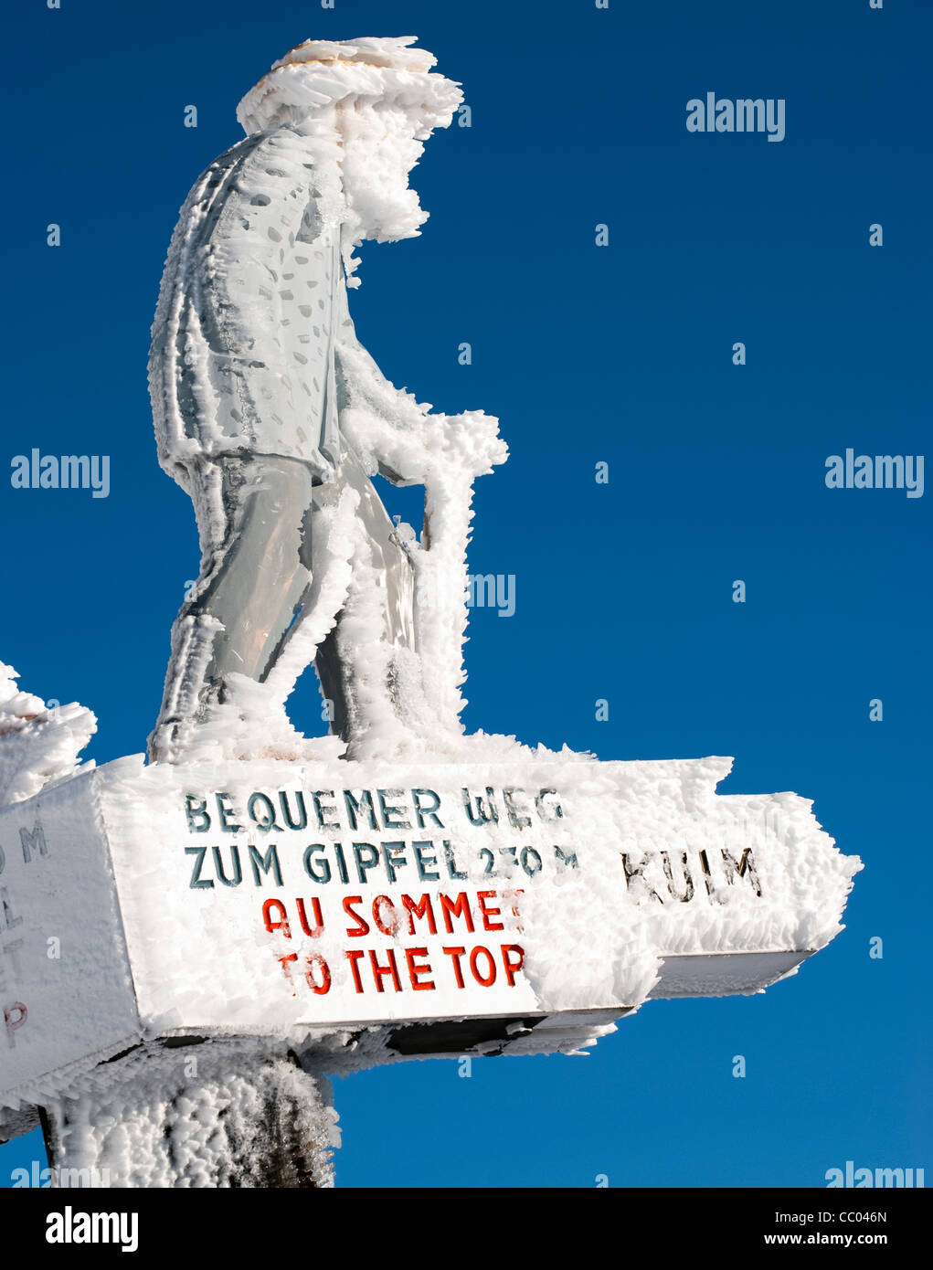 Poste de letrero congelado cubierto de nieve, Mt Rigi, Suiza Foto de stock