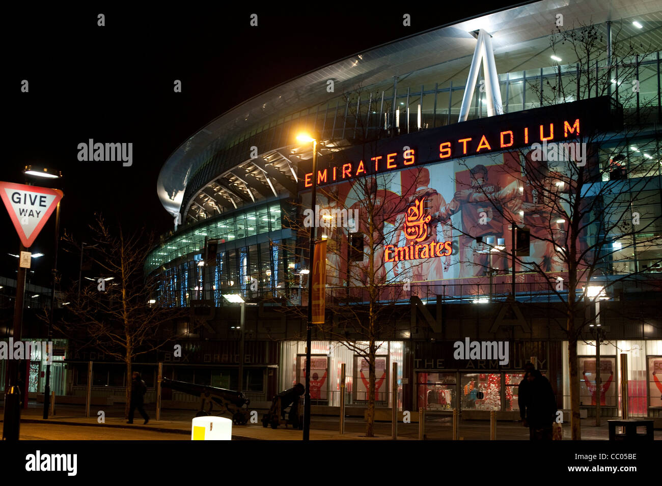 Arsenal Emirates Stadium de Londres de noche Foto de stock