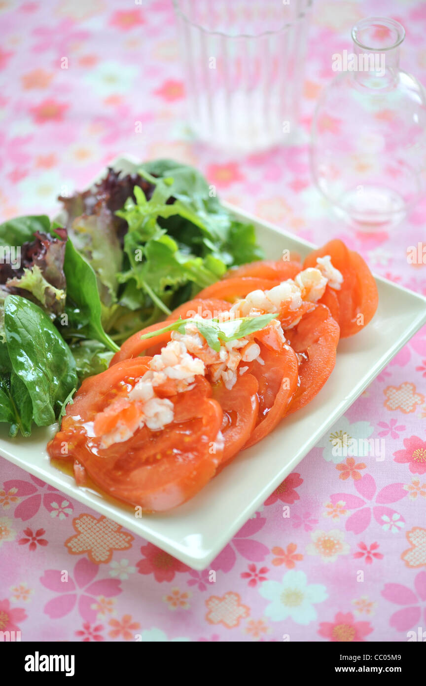 Ensalada de tomate y langostinos Foto de stock