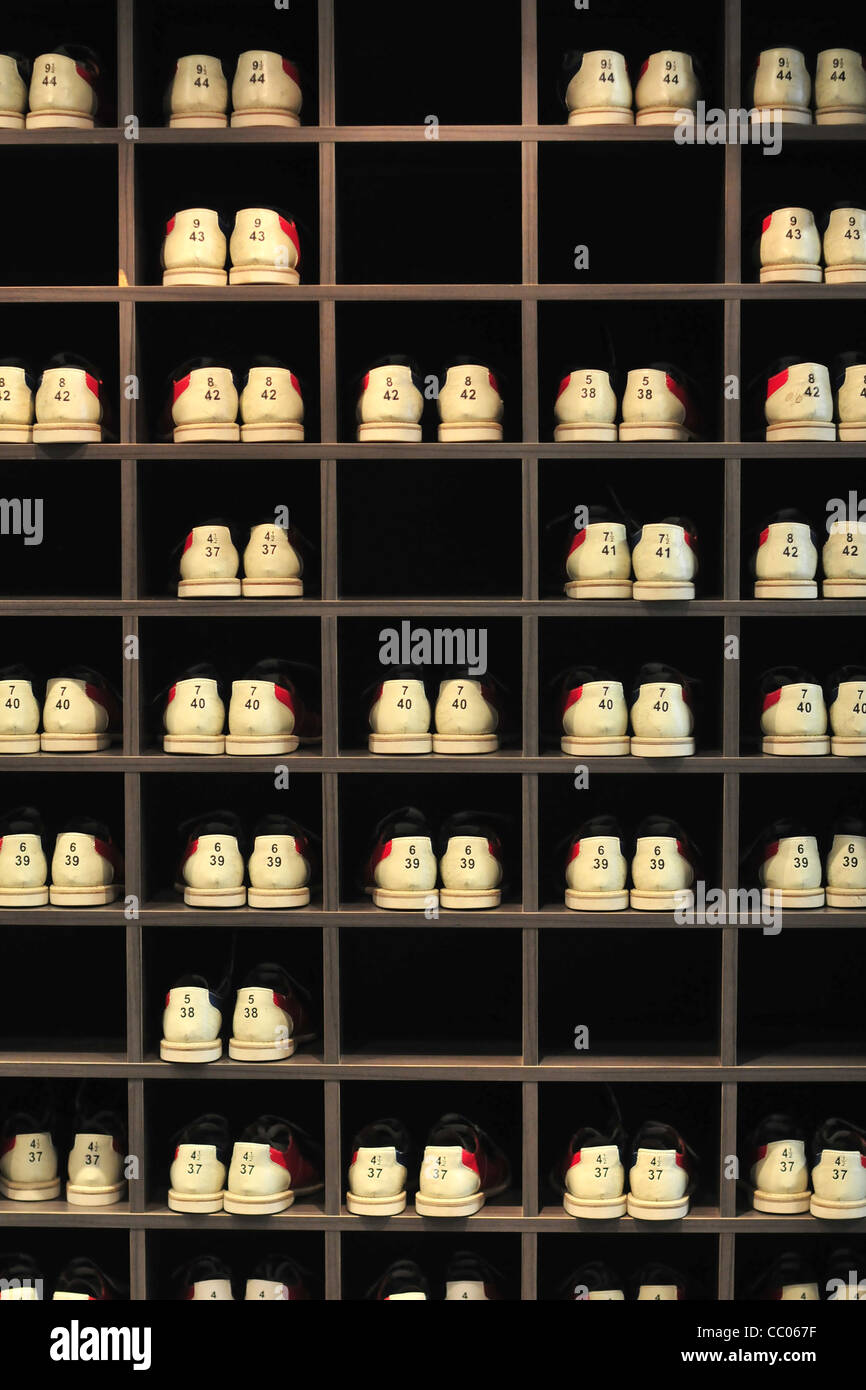Alquiler de zapatos en una bolera Fotografía de stock - Alamy