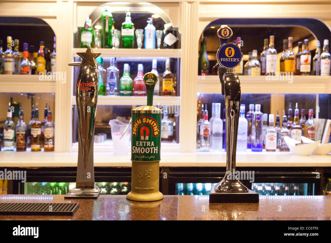 John Smith's Extra suave de la bomba de cerveza en el pub en el REINO UNIDO Foto de stock