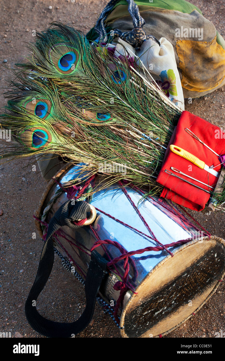 Mendigos indios tambor y sombrero de plumas de pavo real. En Andhra  Pradesh, India Fotografía de stock - Alamy