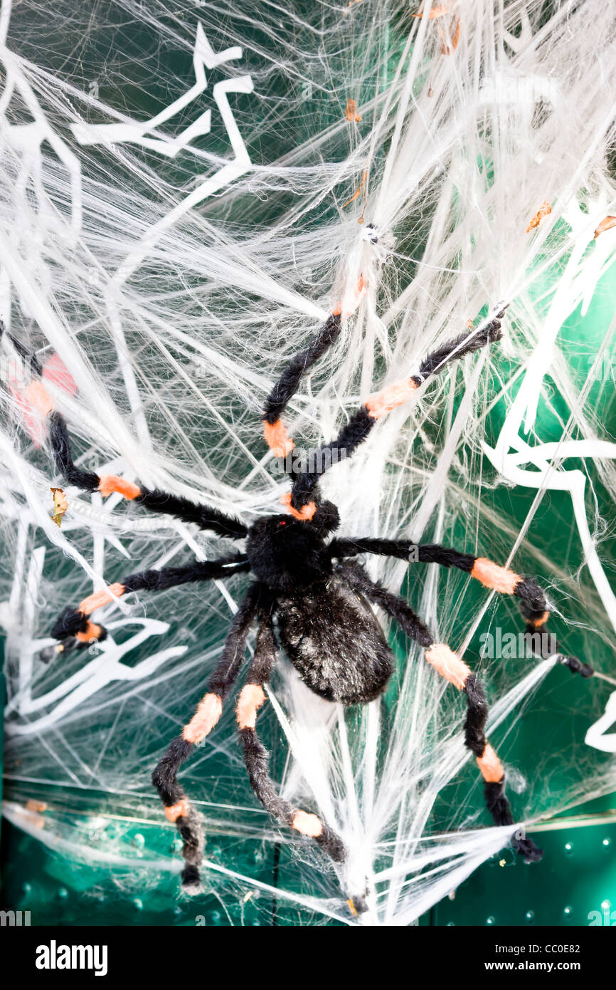 Halloween artificial gigante araña en un web Foto de stock