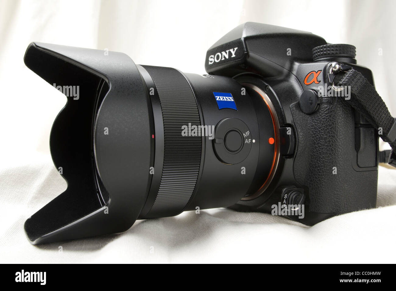 Sony Alpha 900 con cámara digital profesional Zeiss f/2 Distagon T* de lente gran angular de alta calidad Fotografía de stock - Alamy