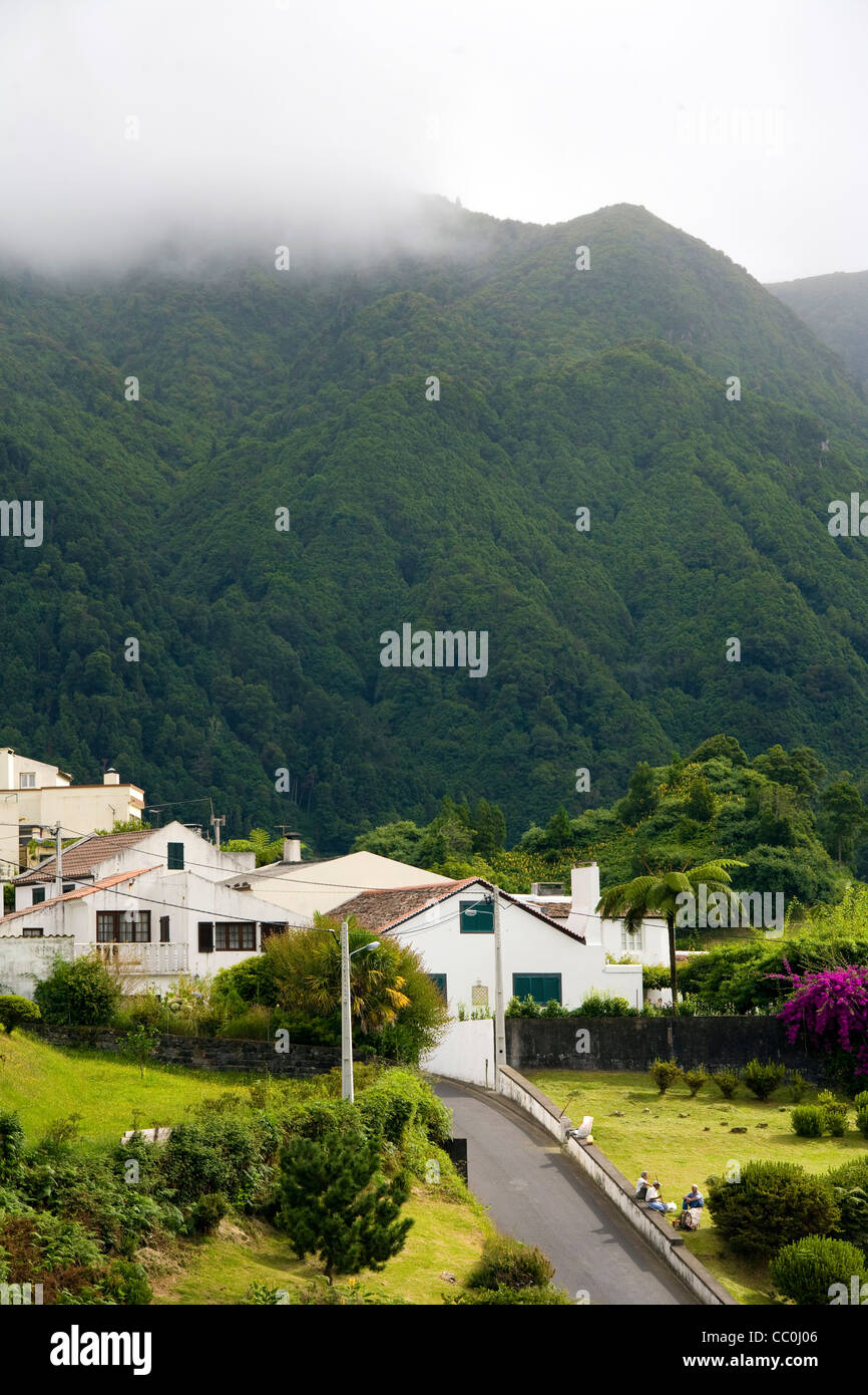 Furnas, Sao Miguel, Azores, bosque lluvioso, típico pueblo de montaña. Foto de stock