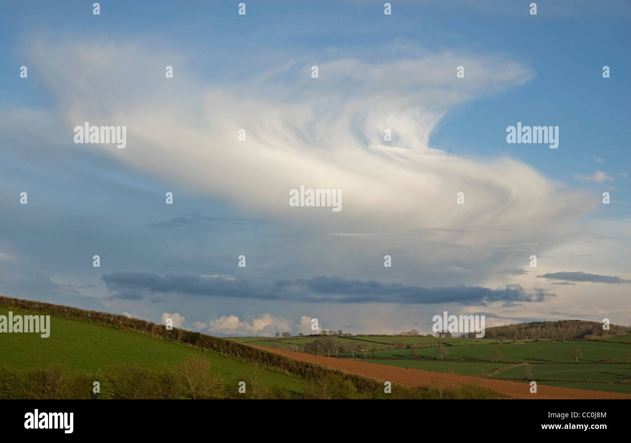 Curiosa estructura de nube durante mediados de Devon, causada por un decadente cumulonimbus cloud Yunque modificado por cizallamiento vertical del viento. Foto de stock