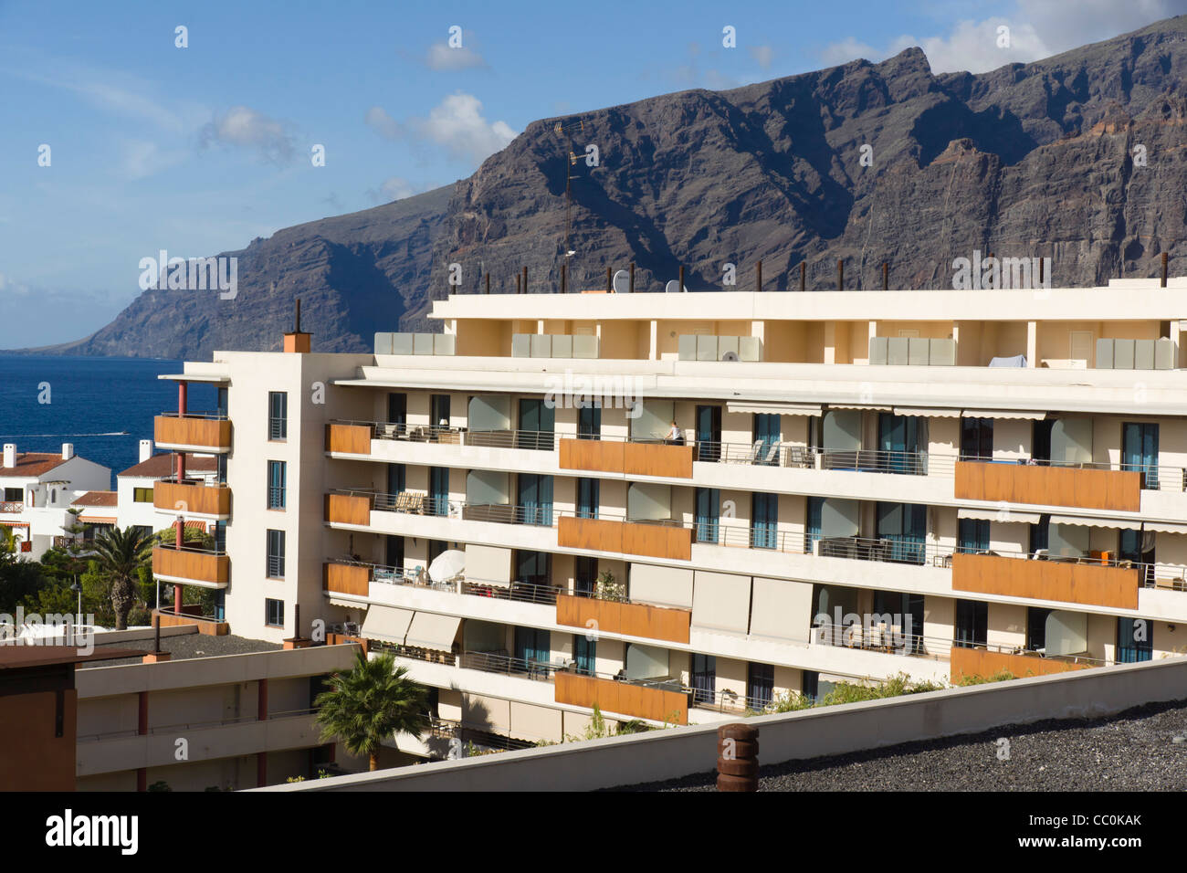 Balcon de los gigantes del bloque de apartamentos de lujo (el precio hasta  más de 1 millones de euros) Puerto de Santiago, Tenerife Fotografía de  stock - Alamy