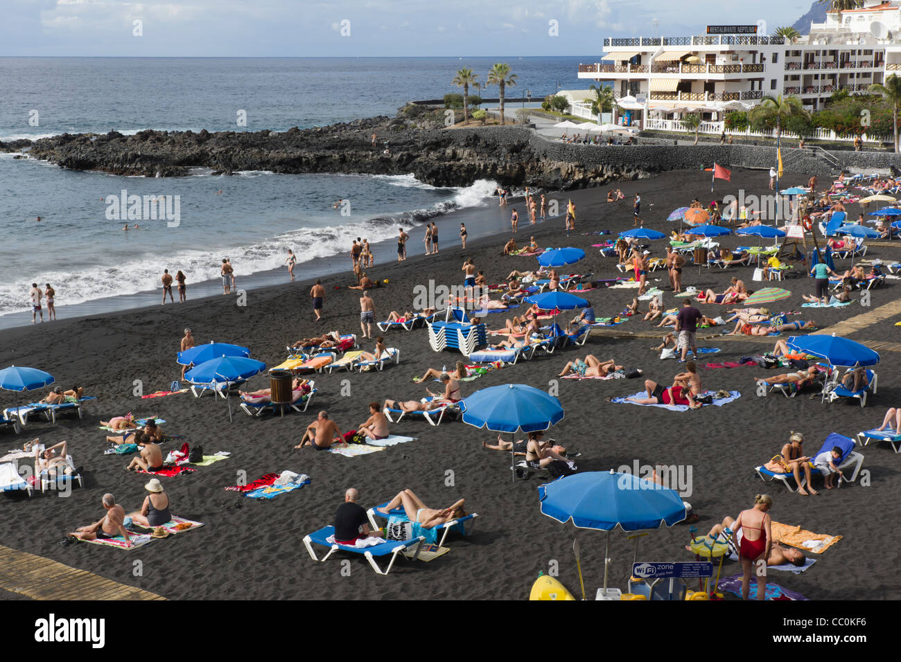 Playa de arena, Puerto de Santiago, Tenerife - playa de arena de lava negra  Fotografía de stock - Alamy