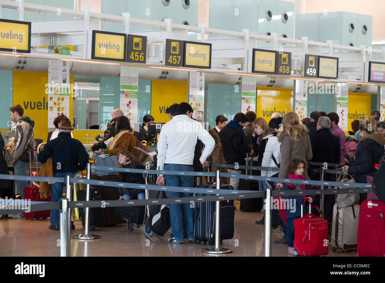 Las personas en mostradores de Vueling en el aeropuerto de Barcelona España  Fotografía de stock - Alamy