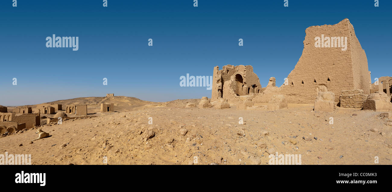 Foto Panorámica del cementerio de Bagawat cristiano temprano en la parte inferior de colinas meridionales de Gebel el Teir, hasta kharga Oasis, Egipto Foto de stock