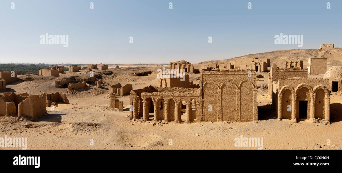 Foto Panorámica del cementerio de Bagawat cristiano temprano en la parte inferior de colinas meridionales de Gebel el Teir, hasta kharga Oasis, Egipto Foto de stock