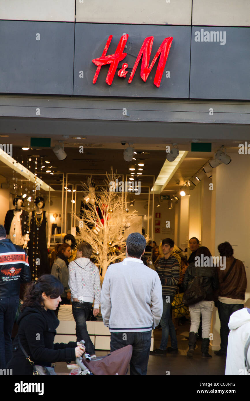 Compras en Barcelona H&M tienda de ropa Tienda España Fotografía de stock -  Alamy