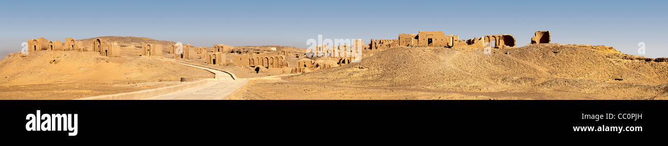 Gran foto panorámica, cementerio de Bagawat cristiano temprano en la parte inferior de colinas meridionales de Gebel el Teir, hasta kharga Oasis, Egipto Foto de stock
