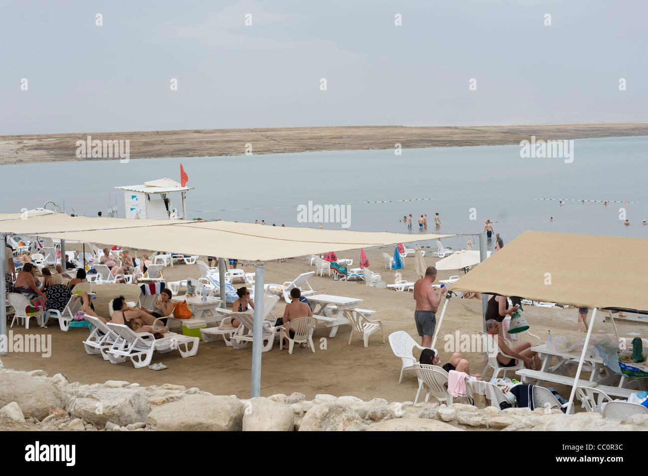 Turista disfruta de un día en el Mar Muerto Israel Foto de stock