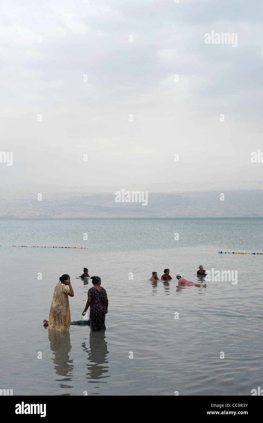 Los bañistas en el Mar Muerto Israel Foto de stock