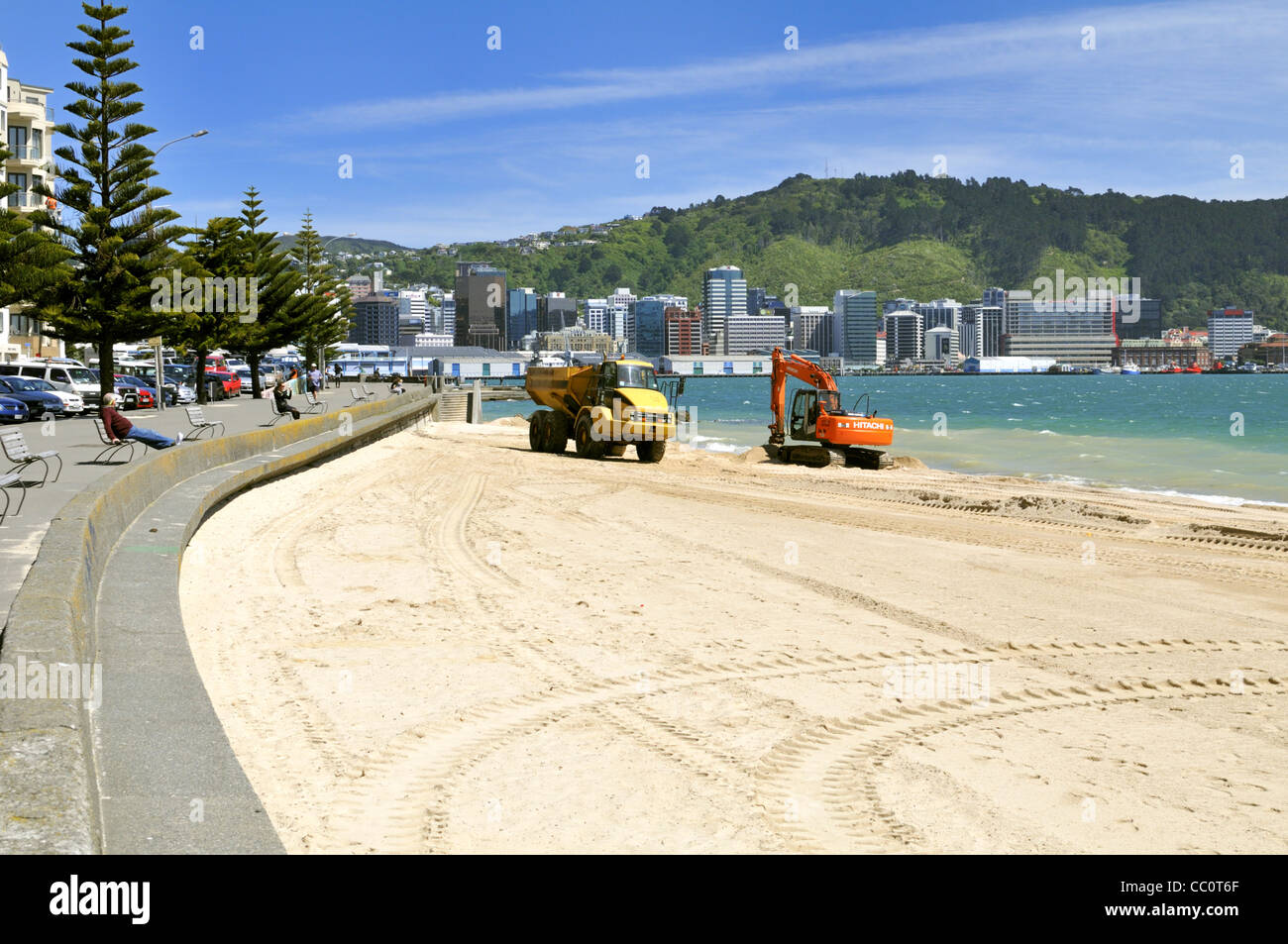 Wellington Oriental Bay Waterfront y la playa donde la arena está dragada para reposición en el extremo oriental de Nueva Zelanda. Foto de stock