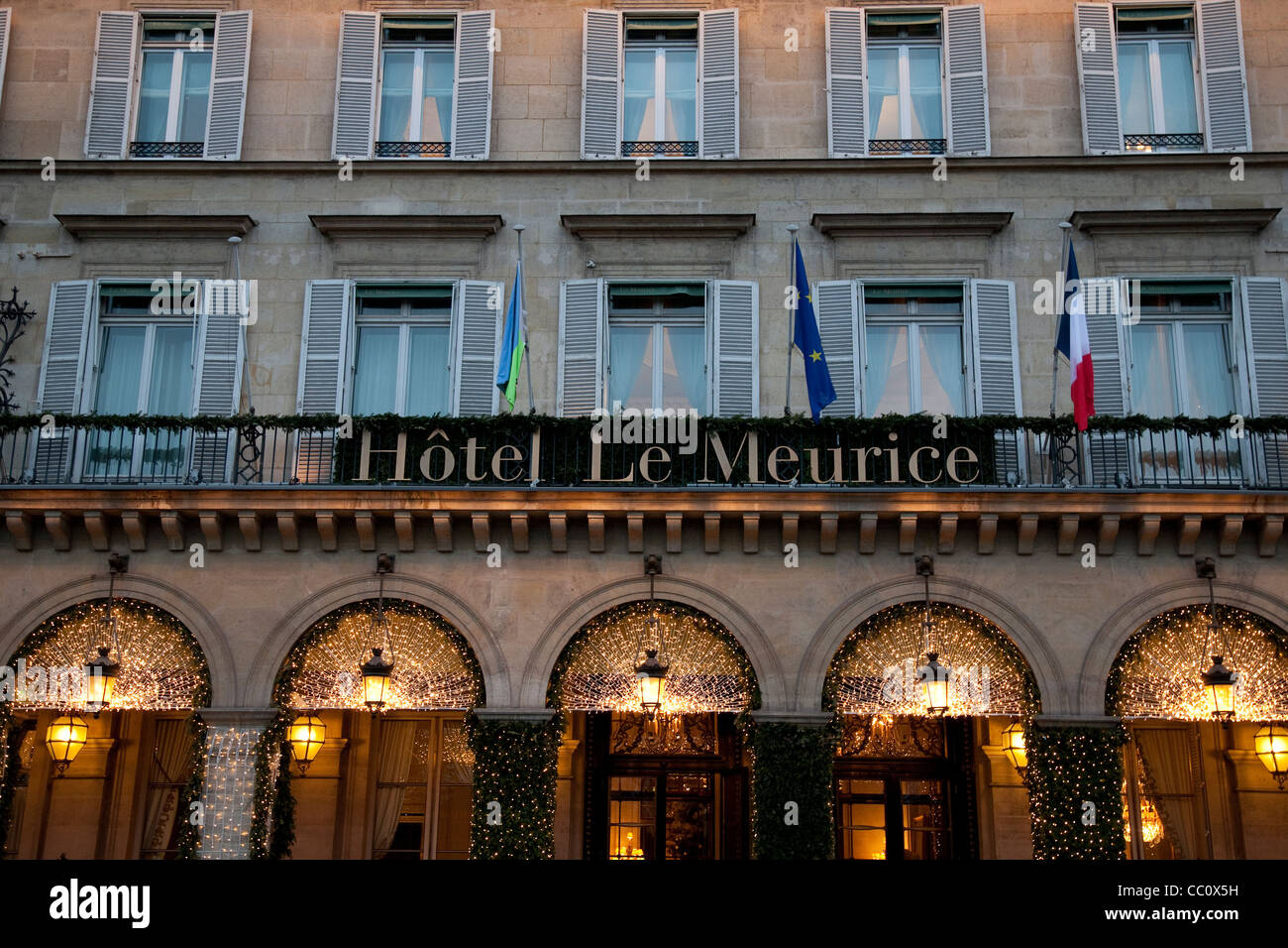 El hotel Le Meurice, Rue de Rivoli, París, Francia la calle Foto de stock