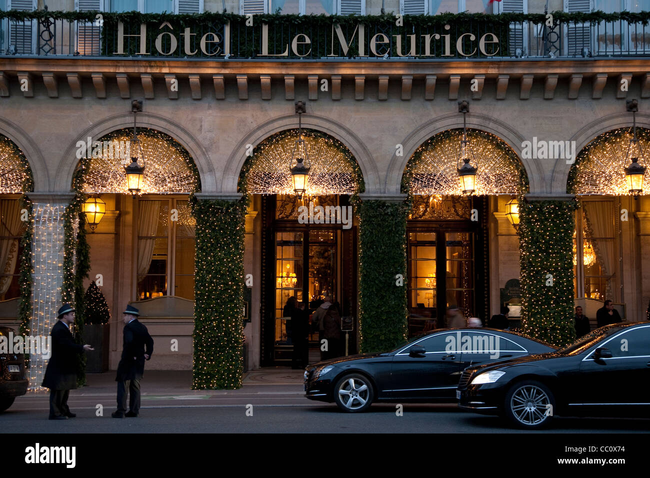 El hotel Le Meurice; la Rue de Rivoli Street; París, Francia Foto de stock