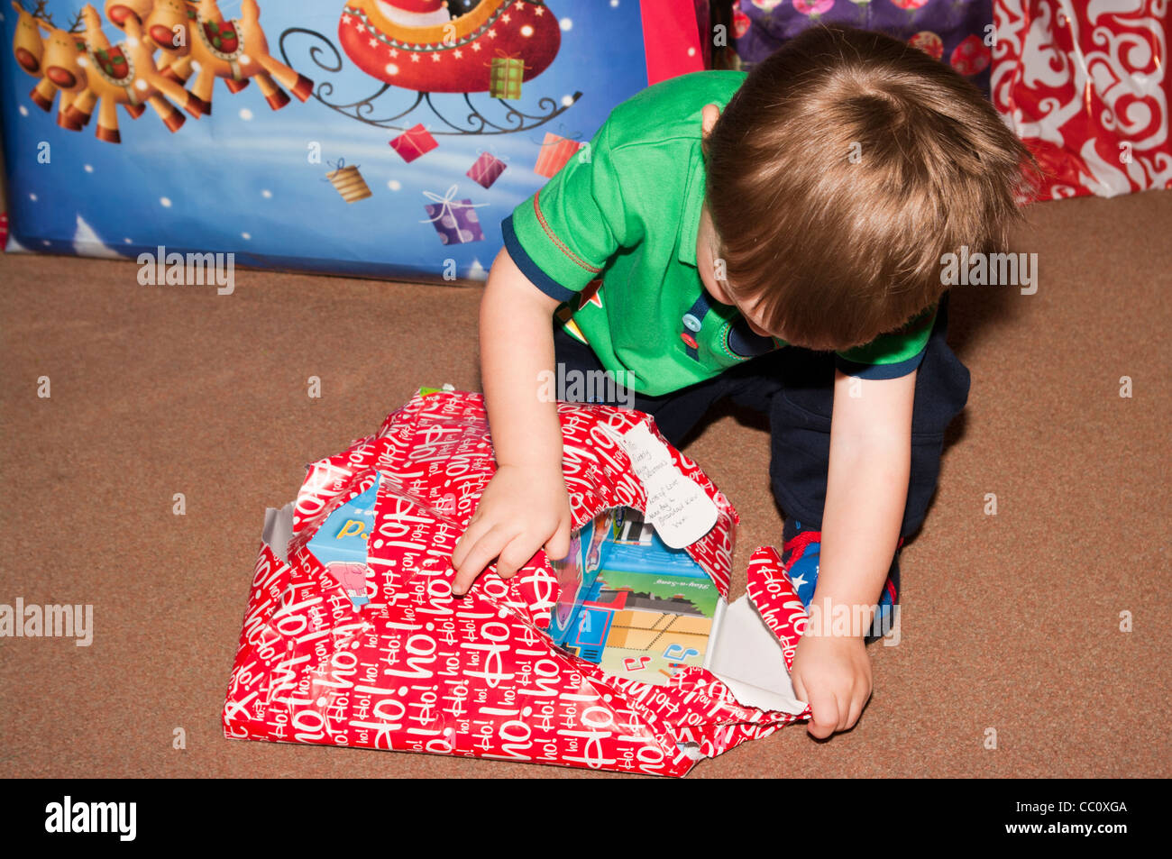 Niño de 2 años niño bebé niño abriendo un regalo de Navidad regalos de  Navidad Fotografía de stock - Alamy