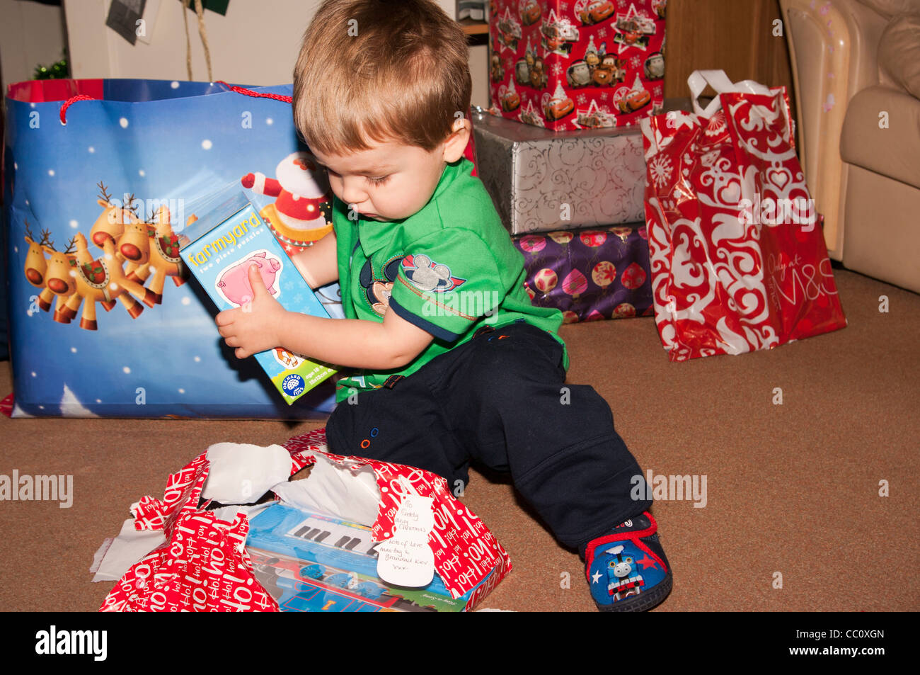 Niño de 2 años niño bebé niño abriendo un regalo de Navidad