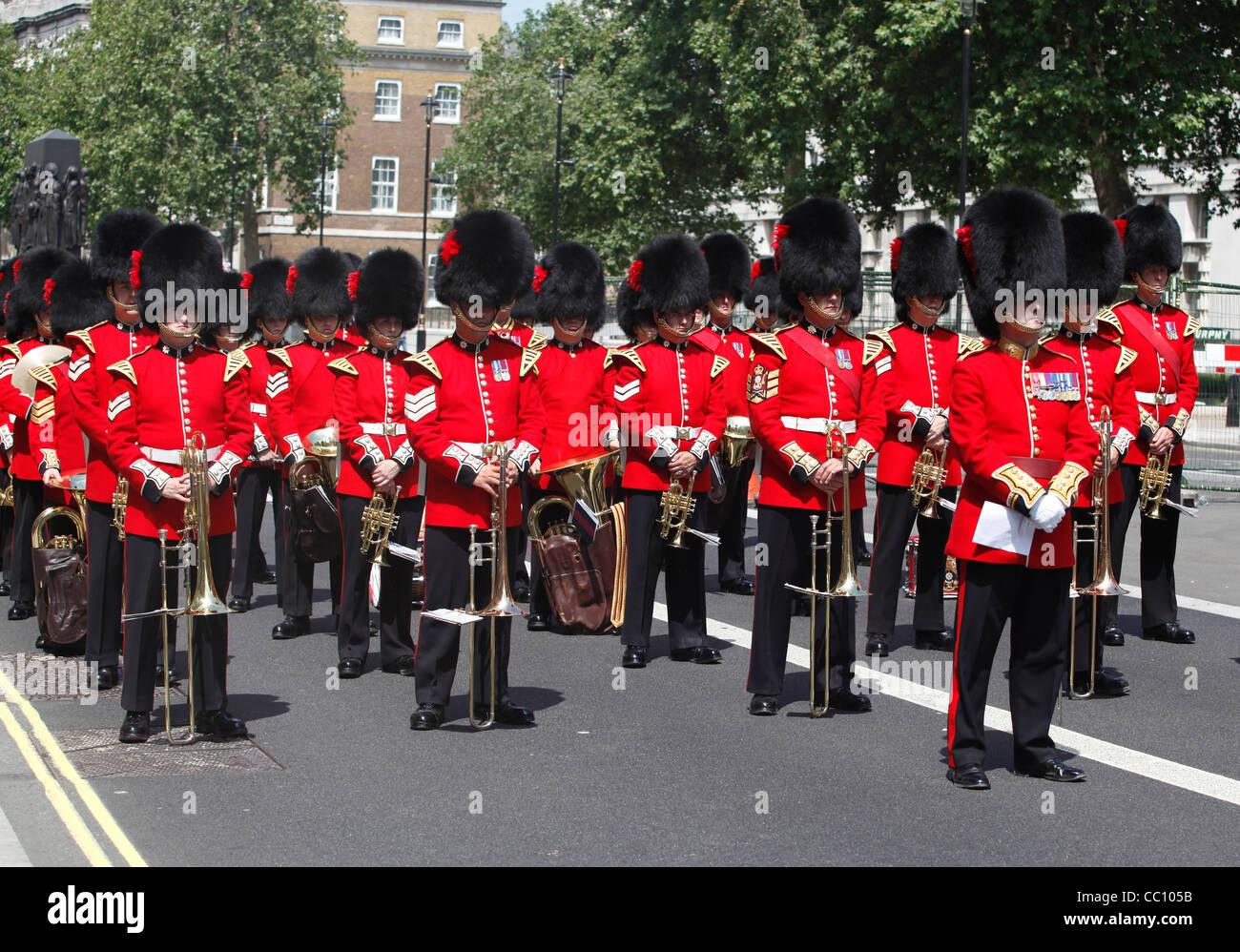 Banda militar portando sombreros bearskin el Día de los Veteranos en Londres, Inglaterra Foto de stock