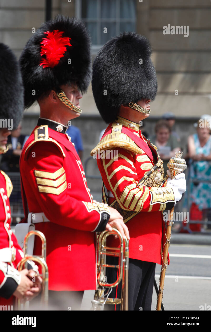 Banda militar portando sombreros bearskin el Día de los Veteranos en Londres, Inglaterra Foto de stock