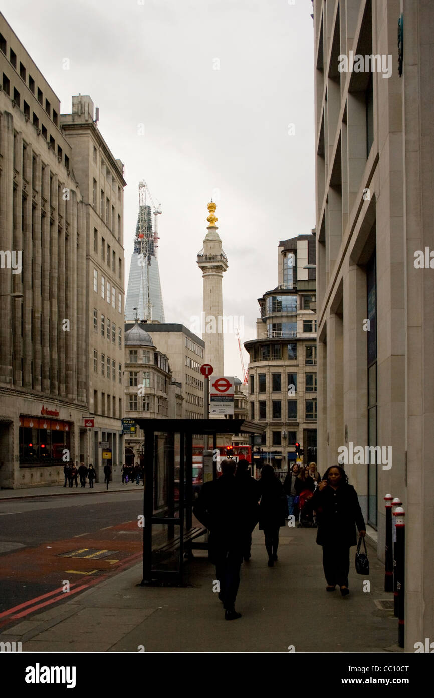 Una escena en la calle de Londres en la calle Christchurch con el monumento y la Torre Shard en el fondo Foto de stock