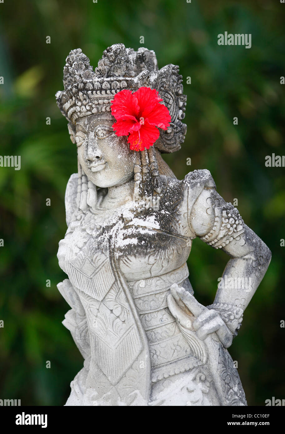 Piedra de la escultura religiosa con decoración floral, Nusa Dua, Bali, Indonesia, Sudeste Asiático, Asia Foto de stock