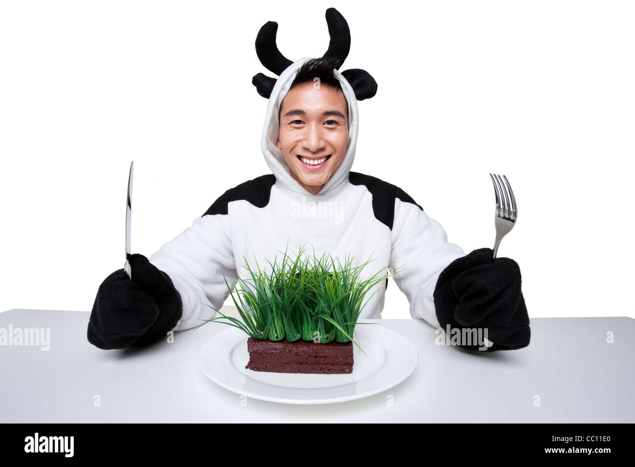 Hombre en una vaca disfraces con una porción de hierba en su plato  Fotografía de stock - Alamy