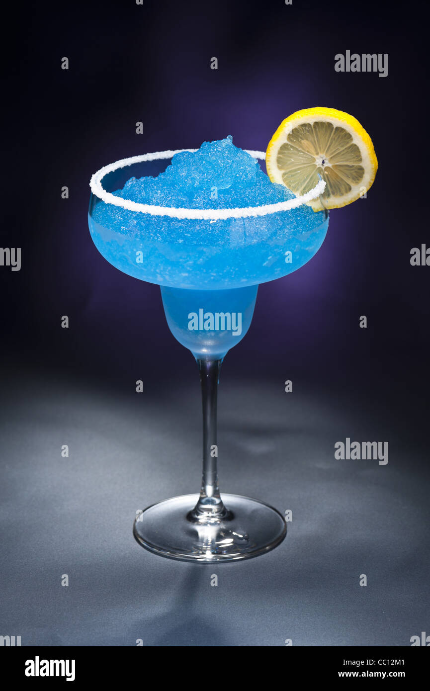 Cóctel margarita azul en frente de diferente de Fotografía de stock - Alamy