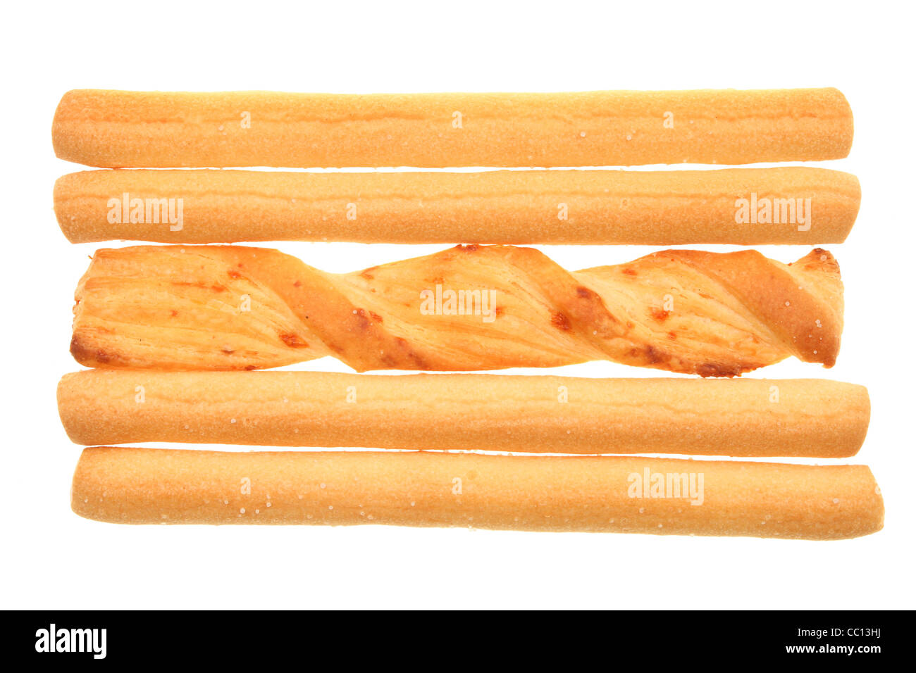 Paja de queso y pan palos contra un blanco aislado Foto de stock