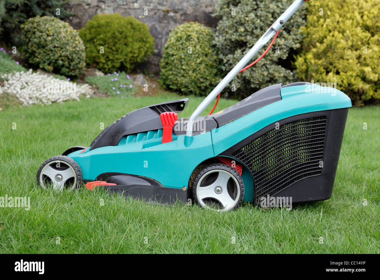 Cortacésped, Bosch eléctrico sobre hierba larga, Reino Unido Fotografía de stock - Alamy