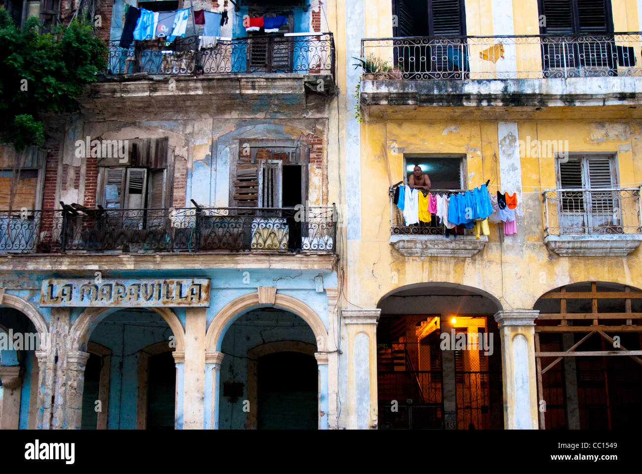 Ejecute antiguas edificaciones en La Habana Vieja Foto de stock