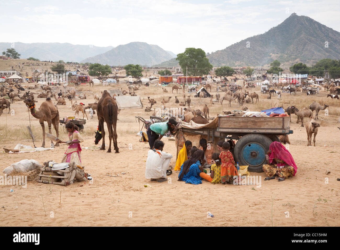 Familia nómada en la Feria de Pushkar, Rajastán, India Foto de stock