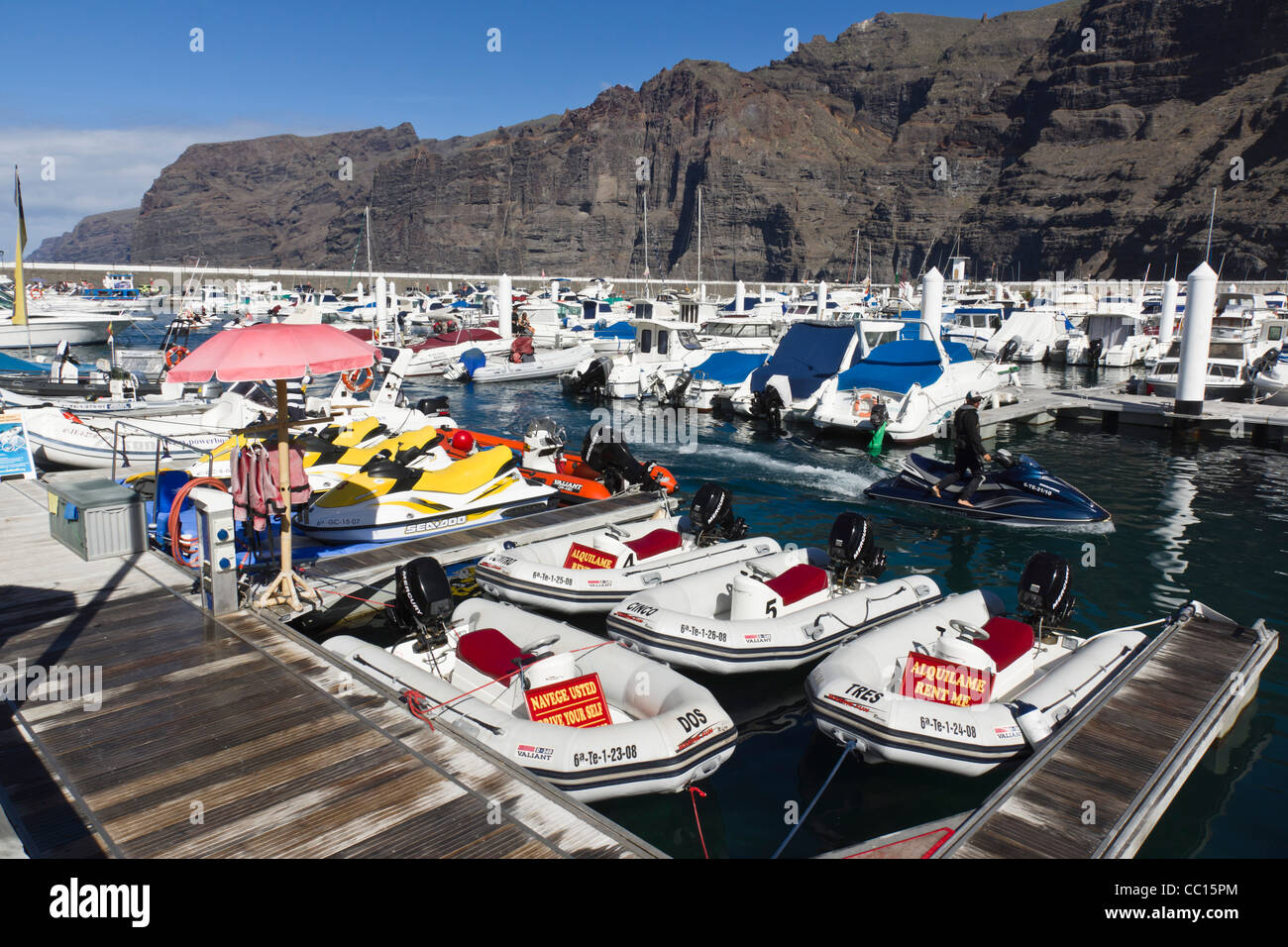 Los Gigantes, Tenerife. Puerto deportivo con amarres. Se pueden alquilar  barcos de pequeña potencia Fotografía de stock - Alamy
