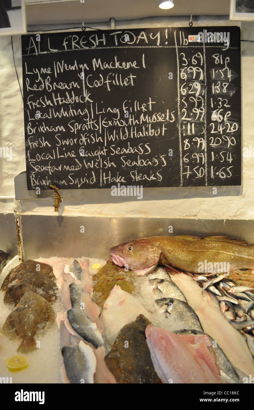 Pescaderías en Lyme Regis, Dorset, vendiendo una captura diaria de pescado fresco y marisco Foto de stock