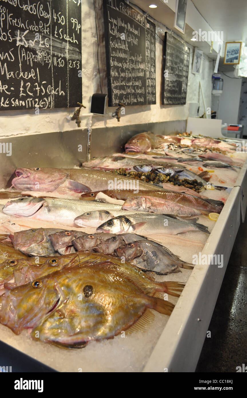 Pescaderías en Lyme Regis, Dorset, vendiendo una captura diaria de pescado fresco y marisco Foto de stock