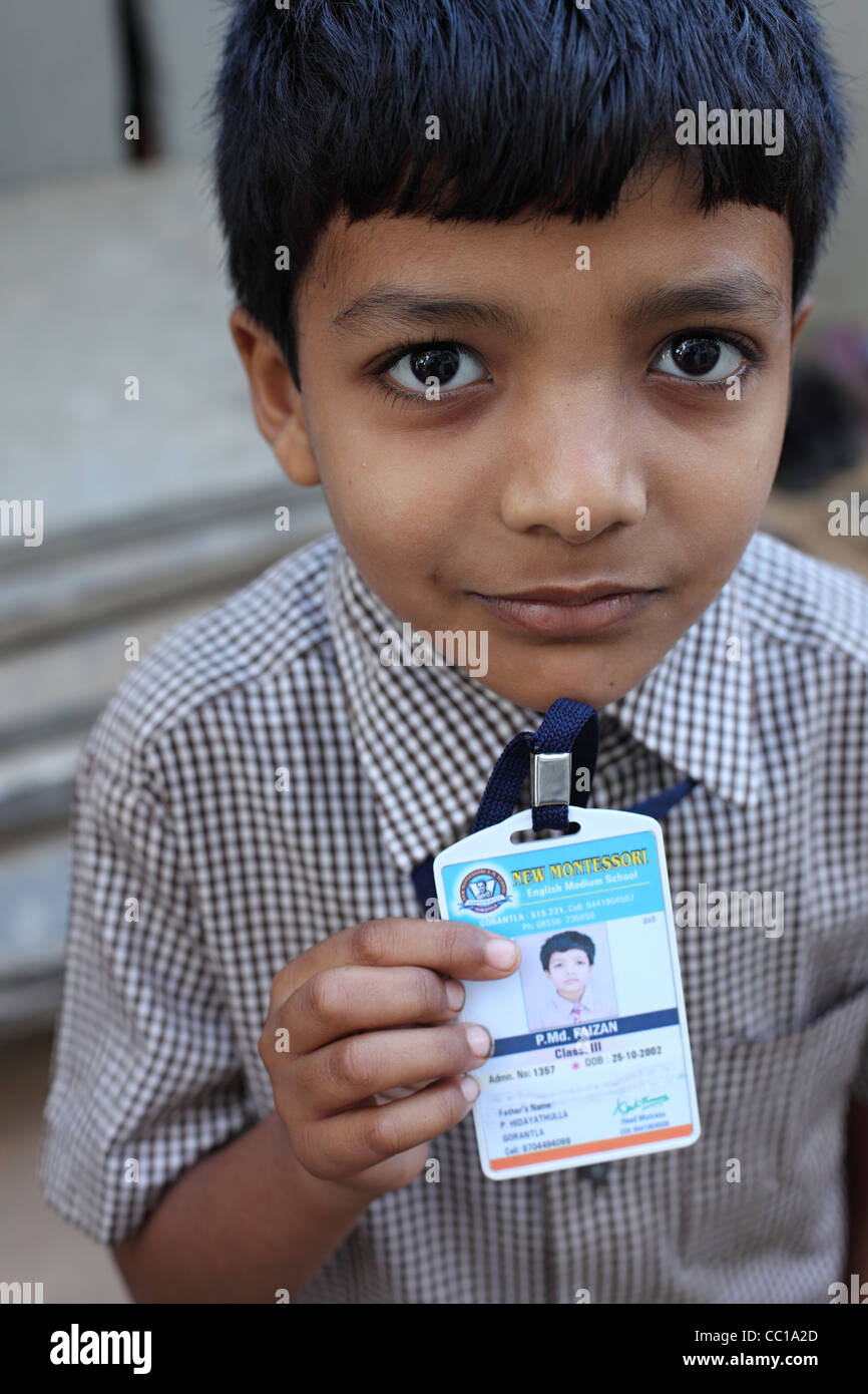 Los niños de la escuela mantiene su tarjeta de identificación escolar Andhra Pradesh en el sur de la India Foto de stock