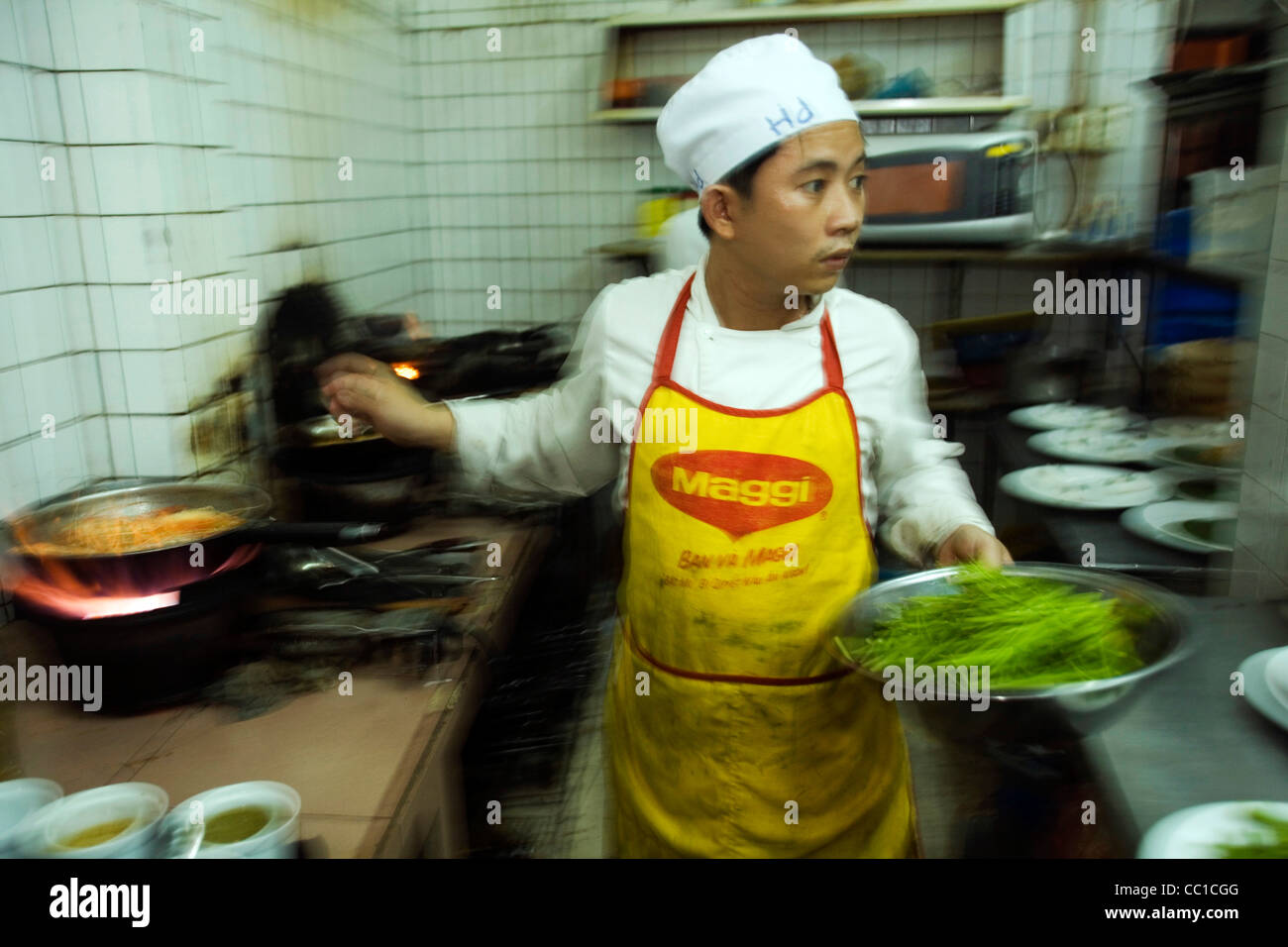 Un chef en el trabajo en el templo Club Restaurant, Ho Chi Min (antigua Saigón), Vietnam Foto de stock