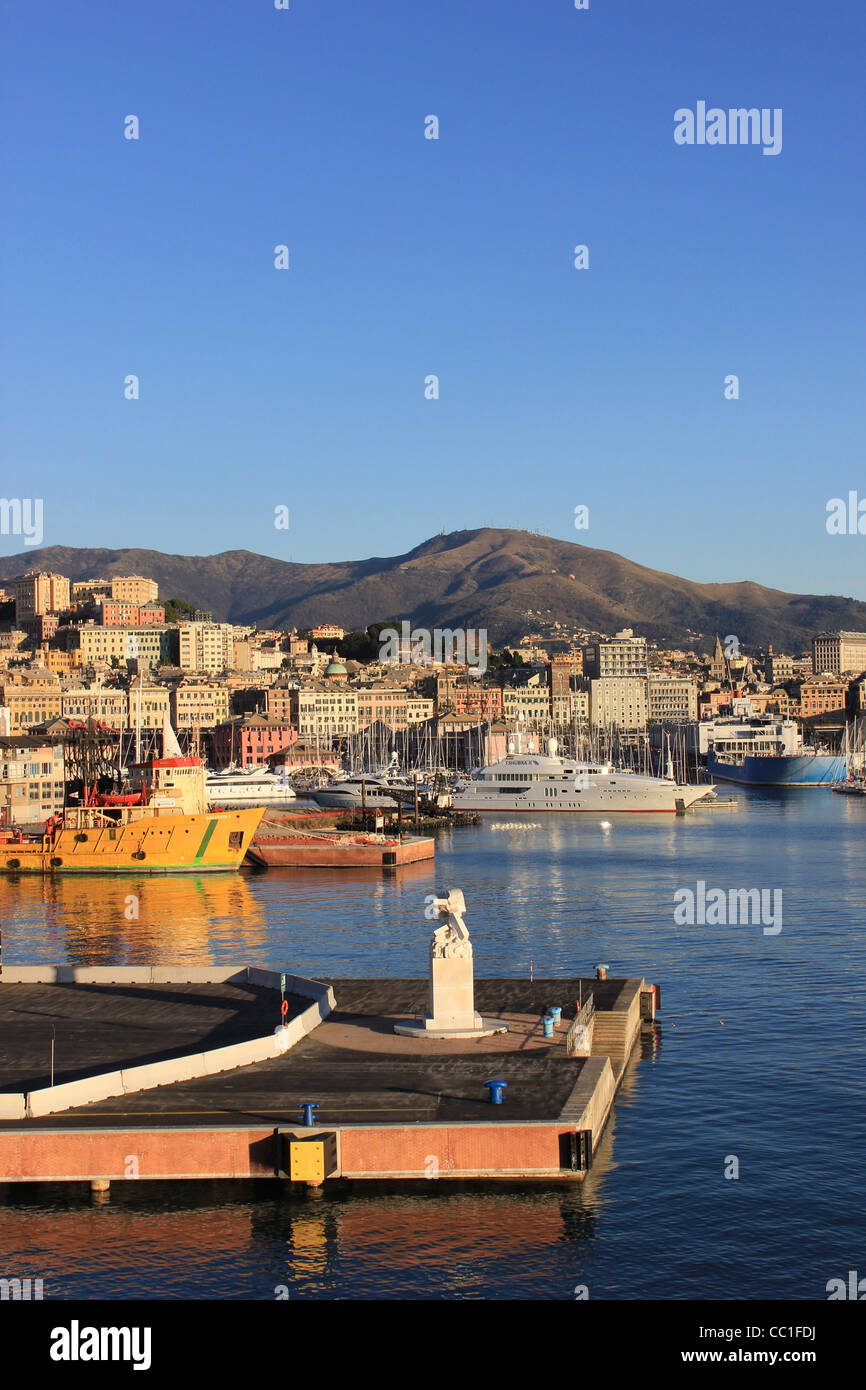Génova (Genova) es el principal puerto en el noroeste de Italia y la  capital de la provincia Fotografía de stock - Alamy