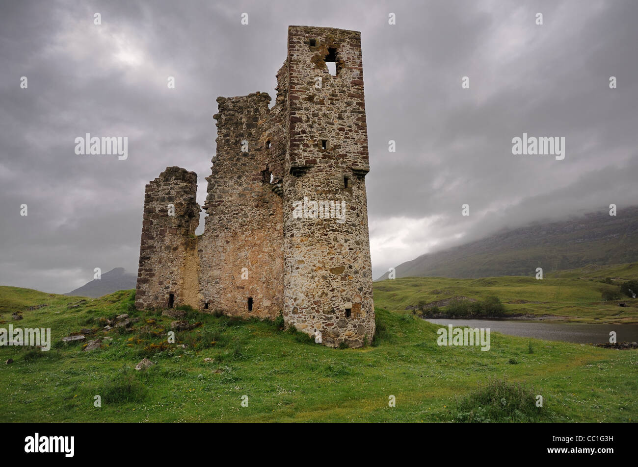 Ruinas del castillo de Ardvreck en las tierras altas de Escocia, Sutherland, Reino Unido, Europa Foto de stock